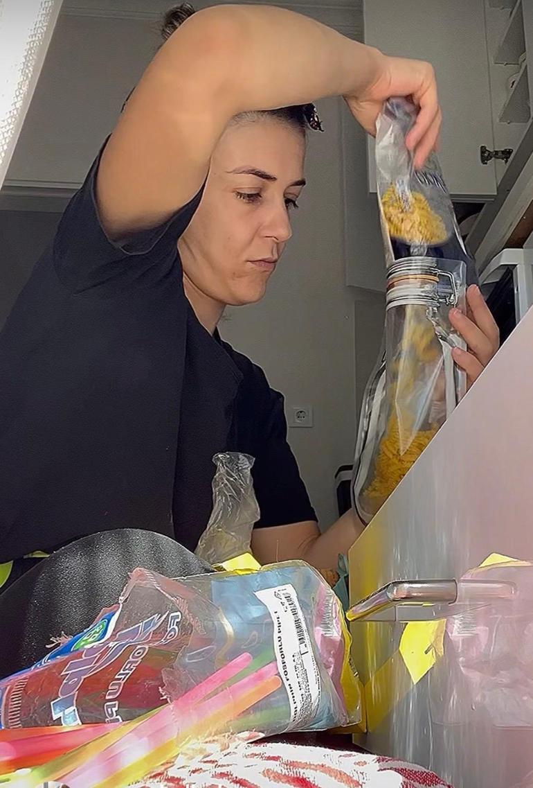 Kızı için kariyerini bıraktı, temizlik işine girdi! 'O günü unutmuyorum' 2 Kızı için kariyerini bıraktı, temizlik işine girdi! 'O günü unutmuyorum'