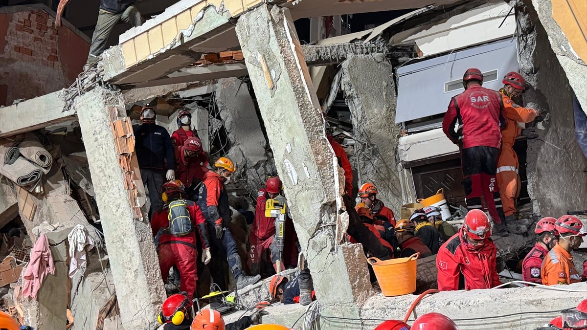 Kocaeli Gebze Enkazından 19. Saatte Bir Kişi Daha Canlı Çıkarıldı