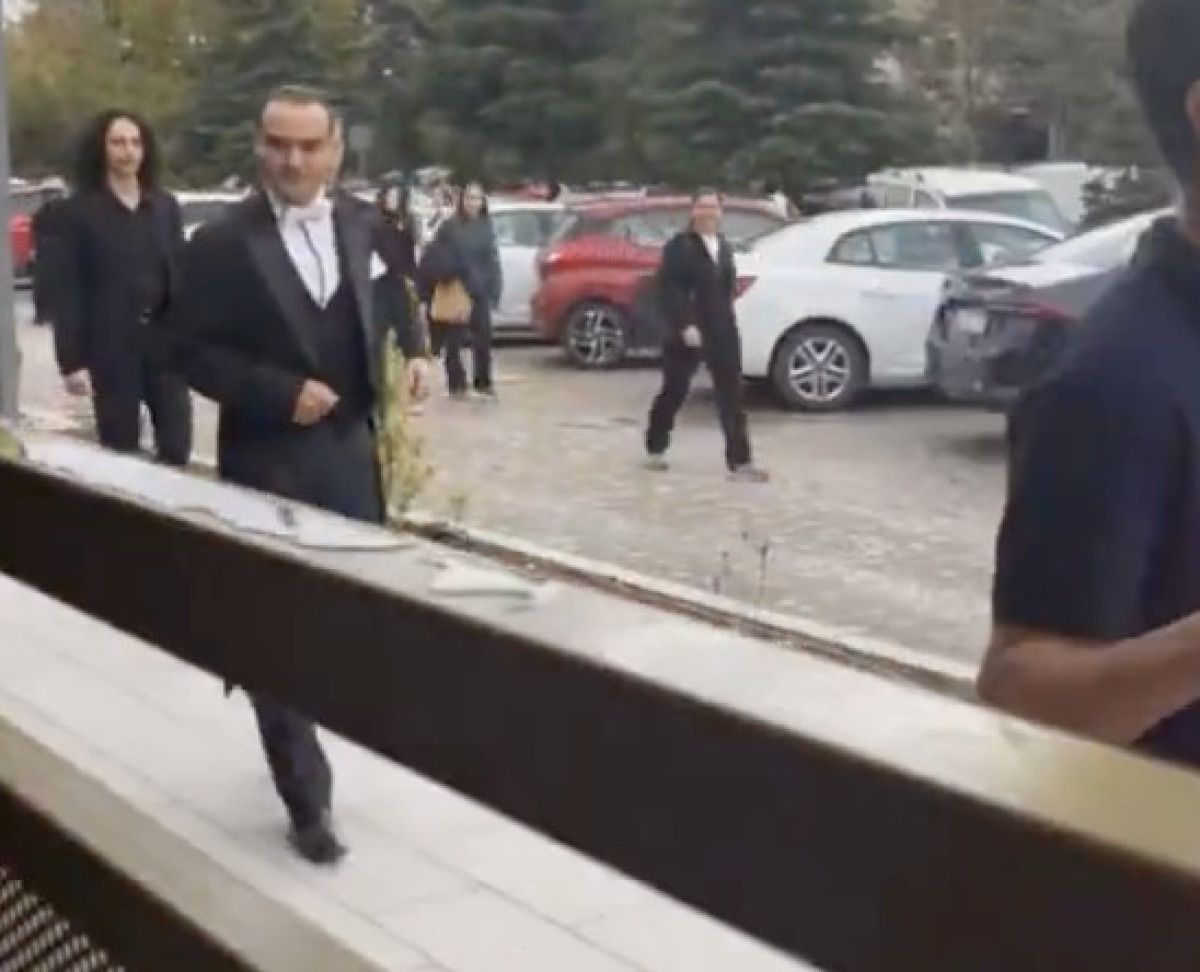 Kocaeli'de Atatürk makyajı yapılmış kişiye denk gelen genç: Oha Atatürk geçiyor 1 Kocaeli'de Atatürk makyajı yapılmış kişiye denk gelen genç: Oha Atatürk geçiyor