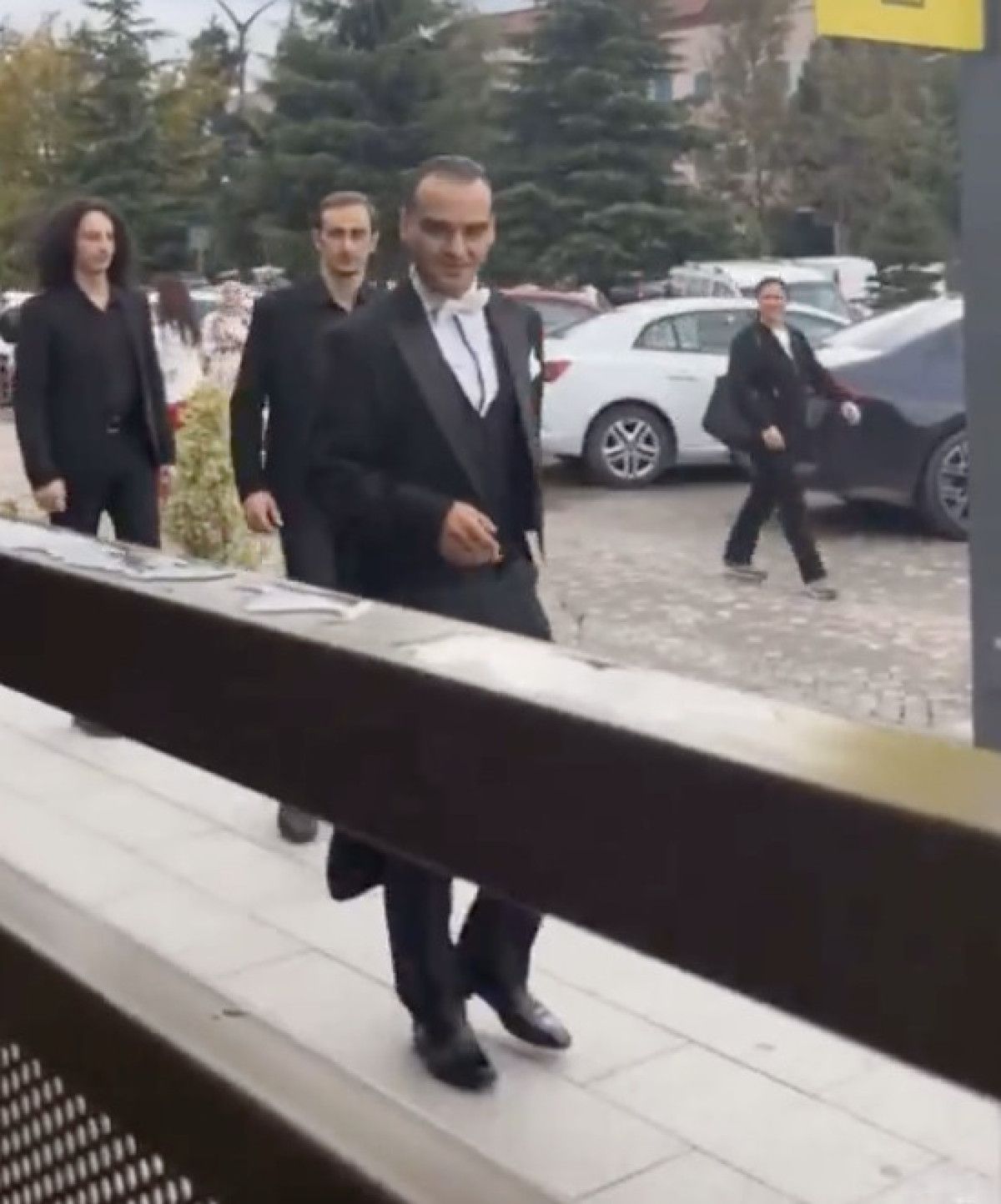 Kocaeli'de Atatürk makyajı yapılmış kişiye denk gelen genç: Oha Atatürk geçiyor 2 Kocaeli'de Atatürk makyajı yapılmış kişiye denk gelen genç: Oha Atatürk geçiyor