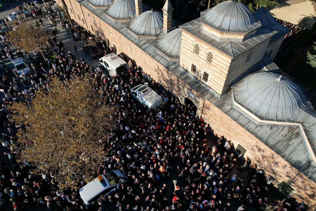 Kocaeli'de Çöken Binada Hayatını Kaybeden Bilir Ailesine Son Görev 1 Kocaeli'de Çöken Binada Hayatını Kaybeden Bilir Ailesine Son Görev
