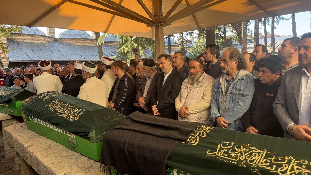 Kocaeli'de Çöken Binada Hayatını Kaybeden Bilir Ailesine Son Görev 4 Kocaeli'de Çöken Binada Hayatını Kaybeden Bilir Ailesine Son Görev