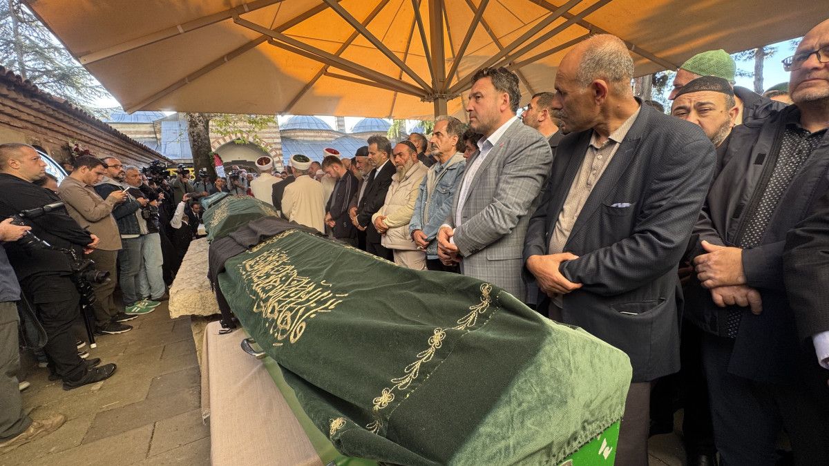 Kocaeli'de Çöken Binada Hayatını Kaybeden Bilir Ailesine Son Görev 7 Kocaeli'de Çöken Binada Hayatını Kaybeden Bilir Ailesine Son Görev