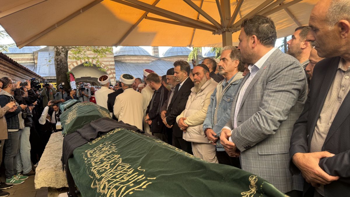 Kocaeli'de Çöken Binada Hayatını Kaybeden Bilir Ailesine Son Görev 8 Kocaeli'de Çöken Binada Hayatını Kaybeden Bilir Ailesine Son Görev