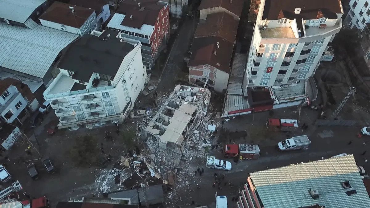 Kocaeli'de Enkazdan Kurtulan Genç Kız, Akrabası Tarafından Sahipleniliyor