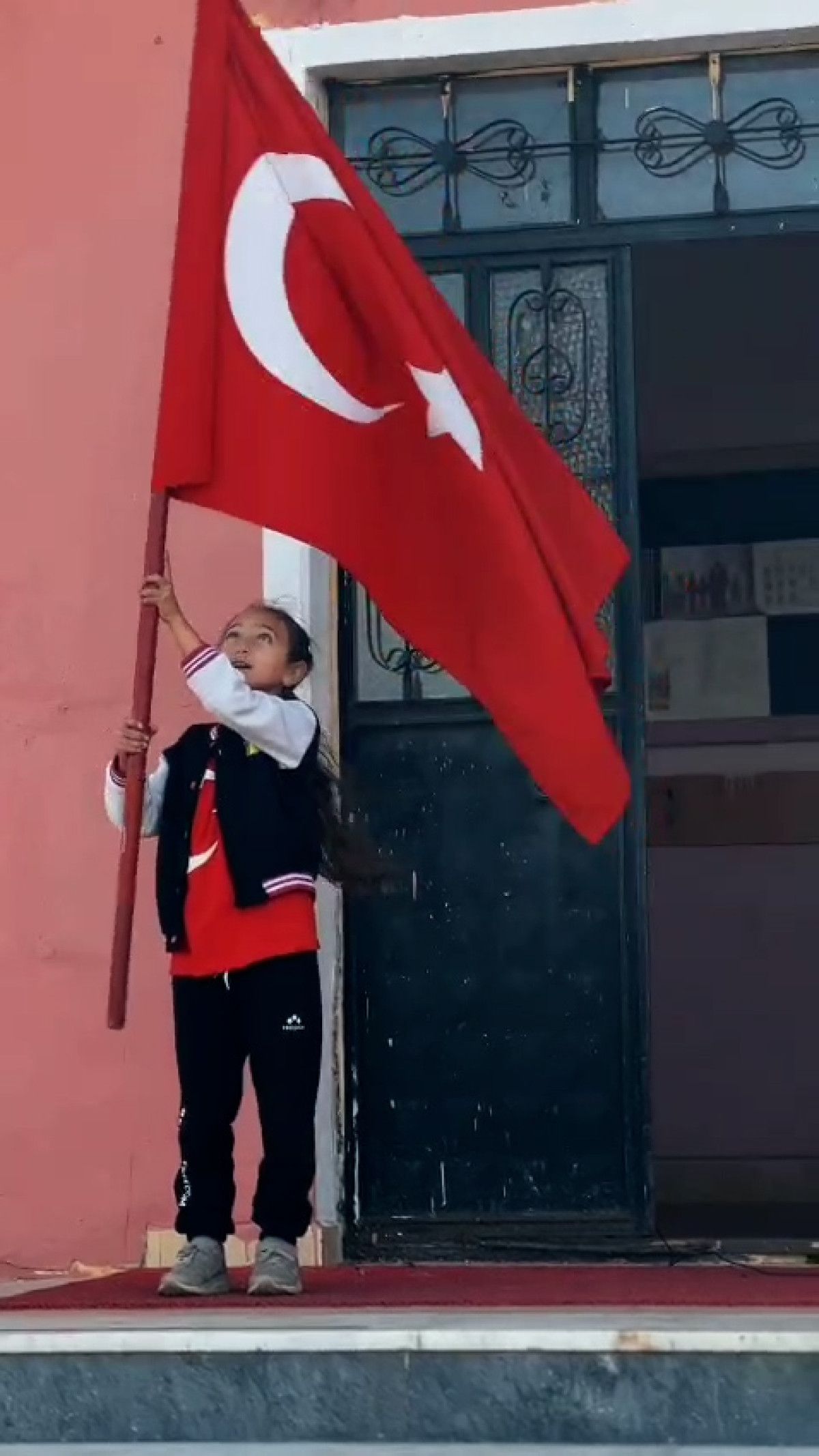 Konya'da yalnızca 1 öğretmen ve 1 öğrencisi olan okulda Cumhuriyet Bayramı kutlandı 1 Konya'da yalnızca 1 öğretmen ve 1 öğrencisi olan okulda Cumhuriyet Bayramı kutlandı