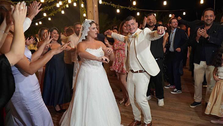 Kosta Rikalı damat ile Türk gelin Erik Dalı eşliğinde dünyaevine girdiler! Aileler beden dili ile anlaştı