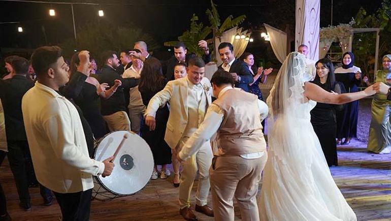 Kosta Rikalı damat ile Türk gelin Erik Dalı eşliğinde dünyaevine girdiler! Aileler beden dili ile anlaştı 2 Kosta Rikalı damat ile Türk gelin Erik Dalı eşliğinde dünyaevine girdiler! Aileler beden dili ile anlaştı