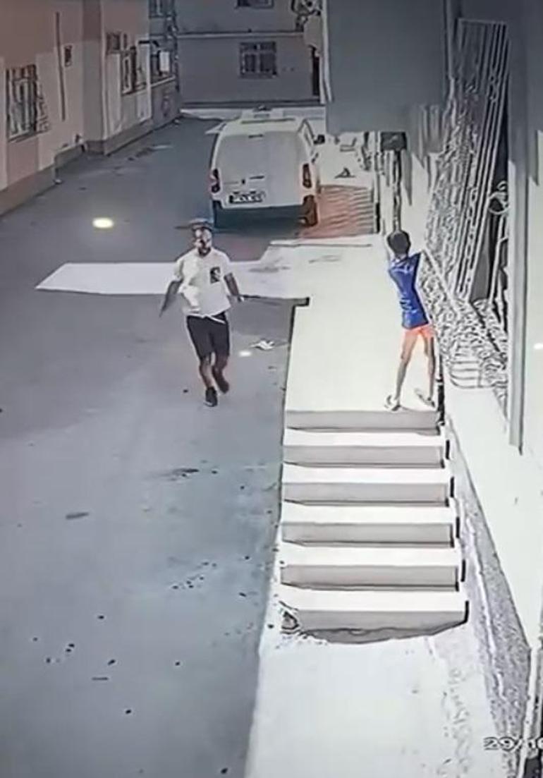 Kovaladığı çocuğu ayak bileğinden tutup acımasızca yere fırlattı! Kan donduran görüntü 2 Kovaladığı çocuğu ayak bileğinden tutup acımasızca yere fırlattı! Kan donduran görüntü