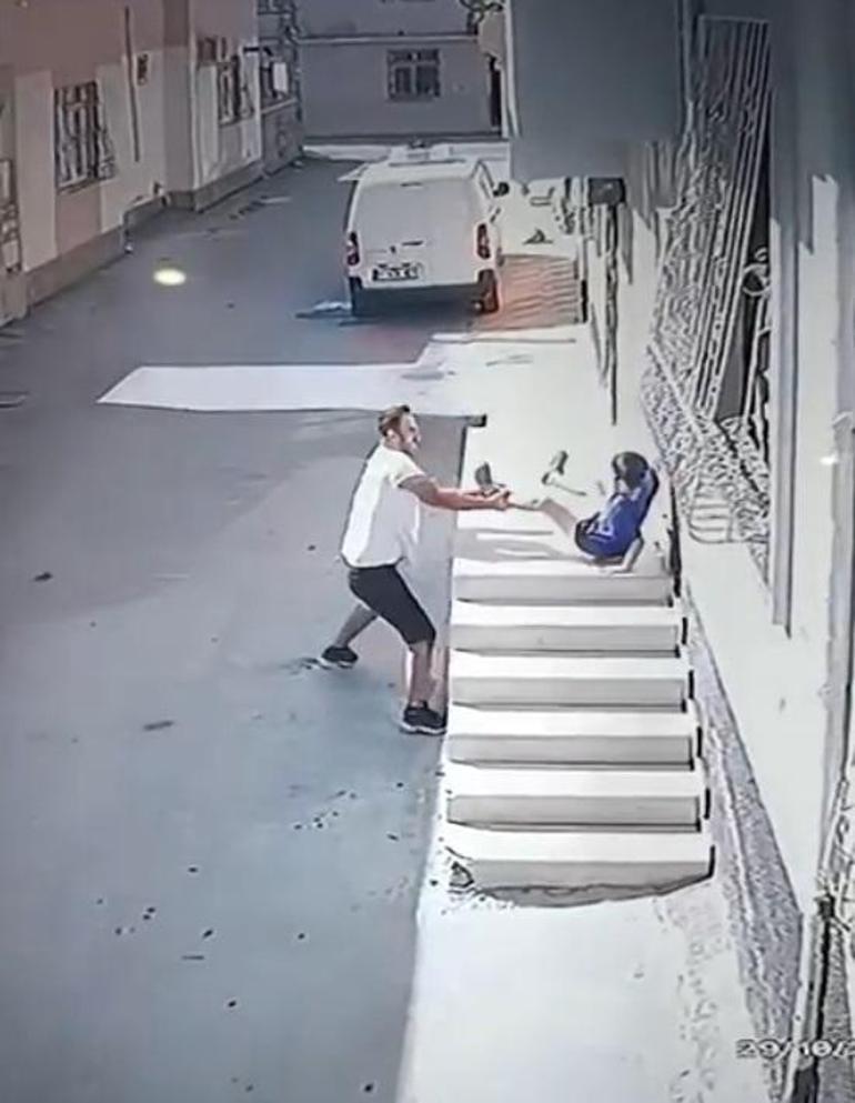 Kovaladığı çocuğu ayak bileğinden tutup acımasızca yere fırlattı! Kan donduran görüntü 3 Kovaladığı çocuğu ayak bileğinden tutup acımasızca yere fırlattı! Kan donduran görüntü