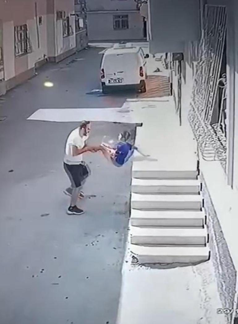 Kovaladığı çocuğu ayak bileğinden tutup acımasızca yere fırlattı! Kan donduran görüntü 4 Kovaladığı çocuğu ayak bileğinden tutup acımasızca yere fırlattı! Kan donduran görüntü