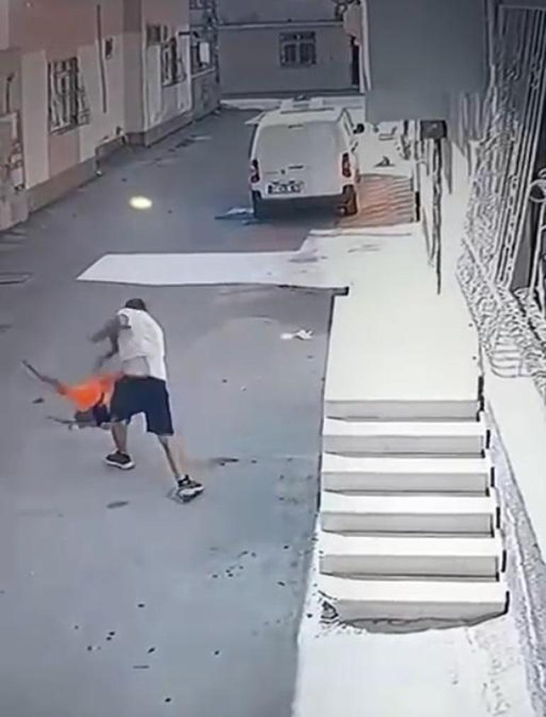 Kovaladığı çocuğu ayak bileğinden tutup acımasızca yere fırlattı! Kan donduran görüntü 5 Kovaladığı çocuğu ayak bileğinden tutup acımasızca yere fırlattı! Kan donduran görüntü
