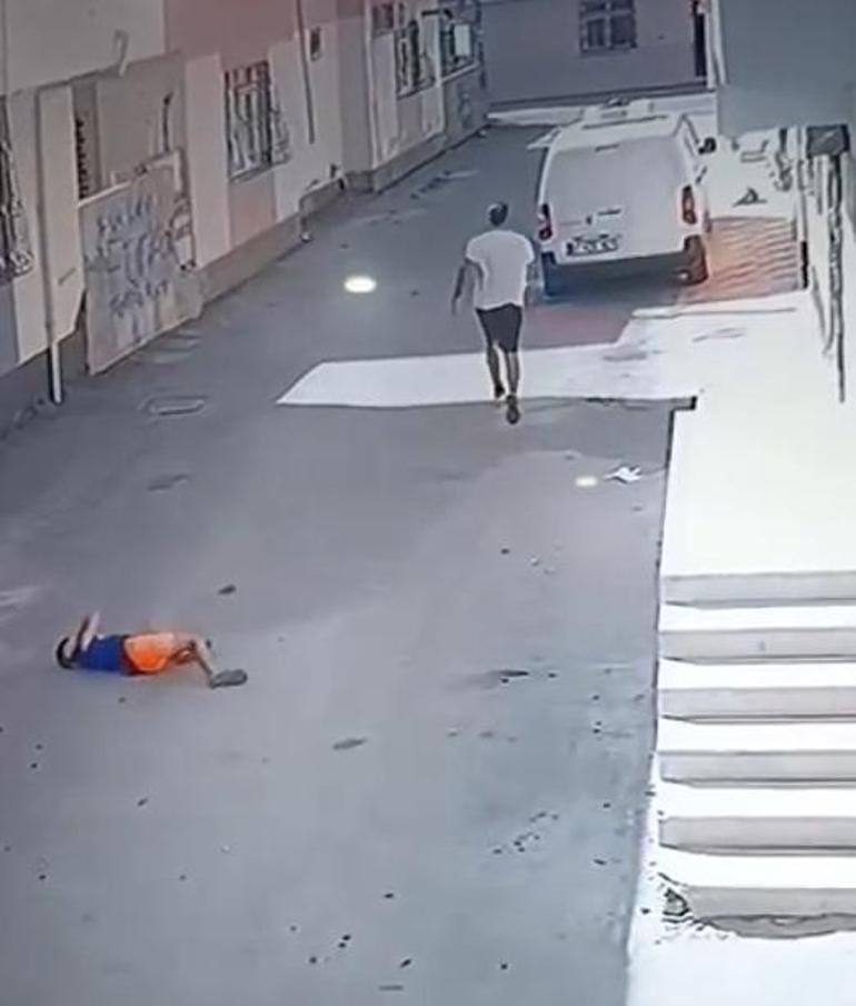 Kovaladığı çocuğu ayak bileğinden tutup acımasızca yere fırlattı! Kan donduran görüntü 6 Kovaladığı çocuğu ayak bileğinden tutup acımasızca yere fırlattı! Kan donduran görüntü