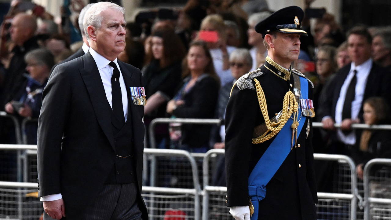 Kral Charles, Kardeşi Andrew'un Tüm Unvanlarını Elinden Aldı! 2 Kral Charles, Kardeşi Andrew'un Tüm Unvanlarını Elinden Aldı!