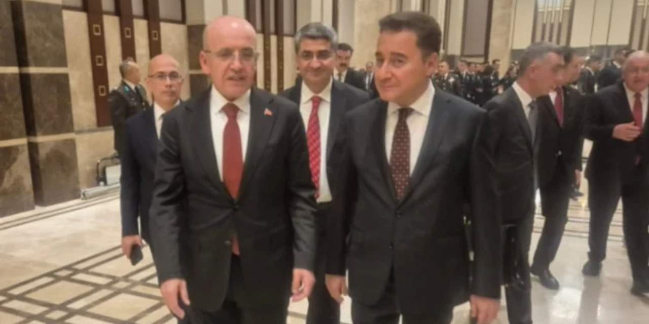 Külliyede Tarihi Buluşma: Mehmet Şimşek ve Ali Babacan’dan Sürpriz Mini Sohbet! 1 Külliyede Tarihi Buluşma: Mehmet Şimşek ve Ali Babacan’dan Sürpriz Mini Sohbet!