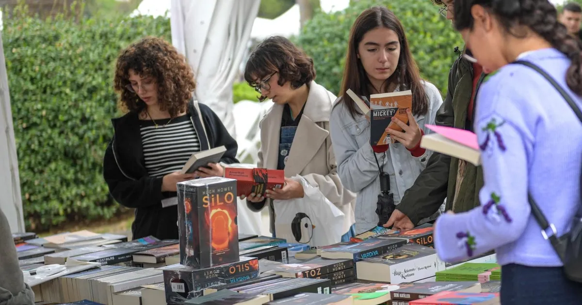 Kültürpark’ta İzmir Kitap Fuarı Rüzgarı 