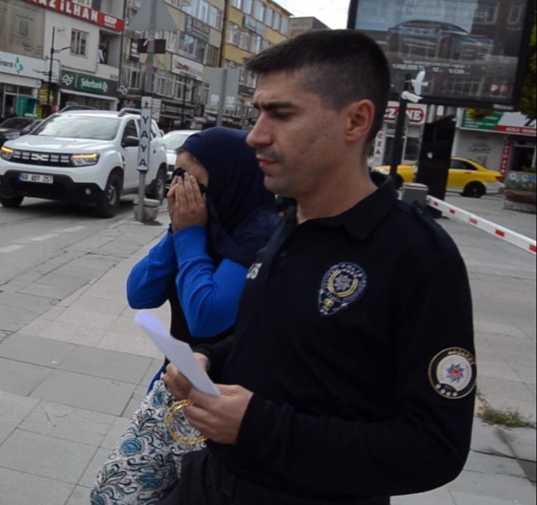 Kuyumcuya dükkanından hırsızlık yapan kadından akılalmaz taktik! 3 Kuyumcuya dükkanından hırsızlık yapan kadından akılalmaz taktik!