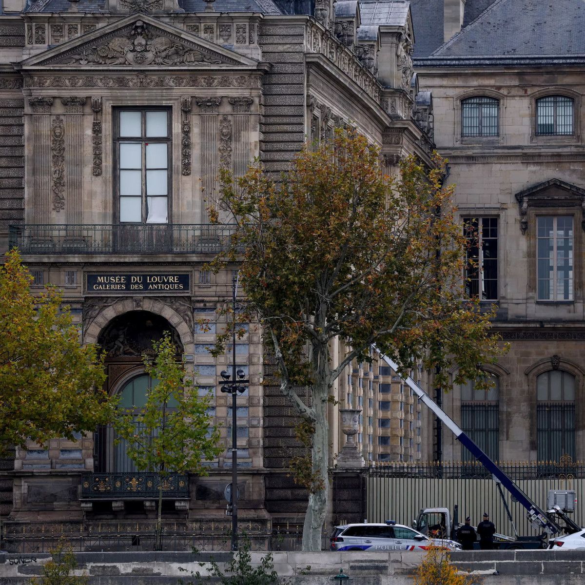 Louvre Müzesi'nde çalınan eserler hala kayıp: Bir gün geri döneceklerine inanıyorum 3 Louvre Müzesi'nde çalınan eserler hala kayıp: Bir gün geri döneceklerine inanıyorum
