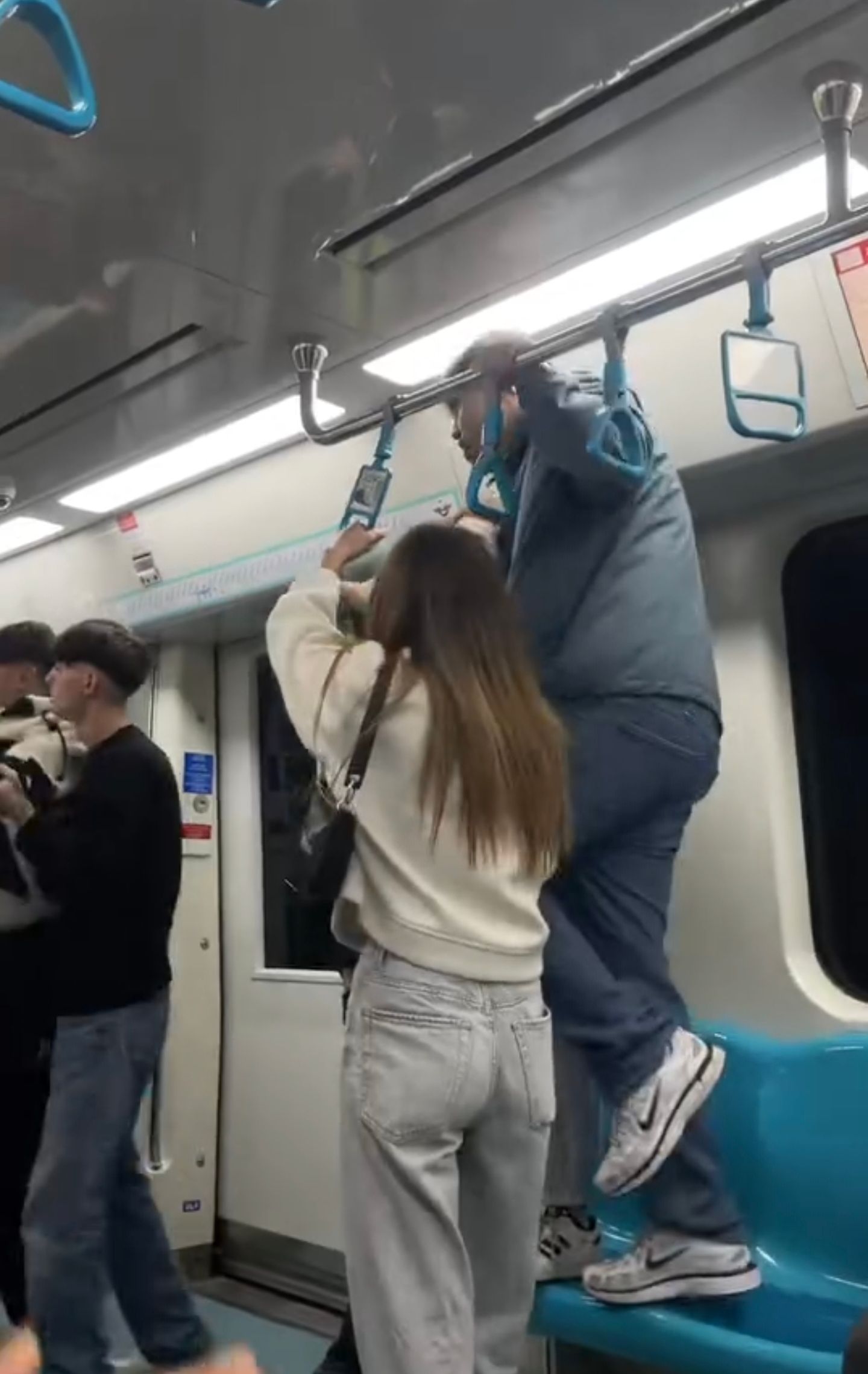 Marmaray'da Yaşanan Tekme ve Yumruk Şiddeti: Toplumun Gözünden Kayıtlar