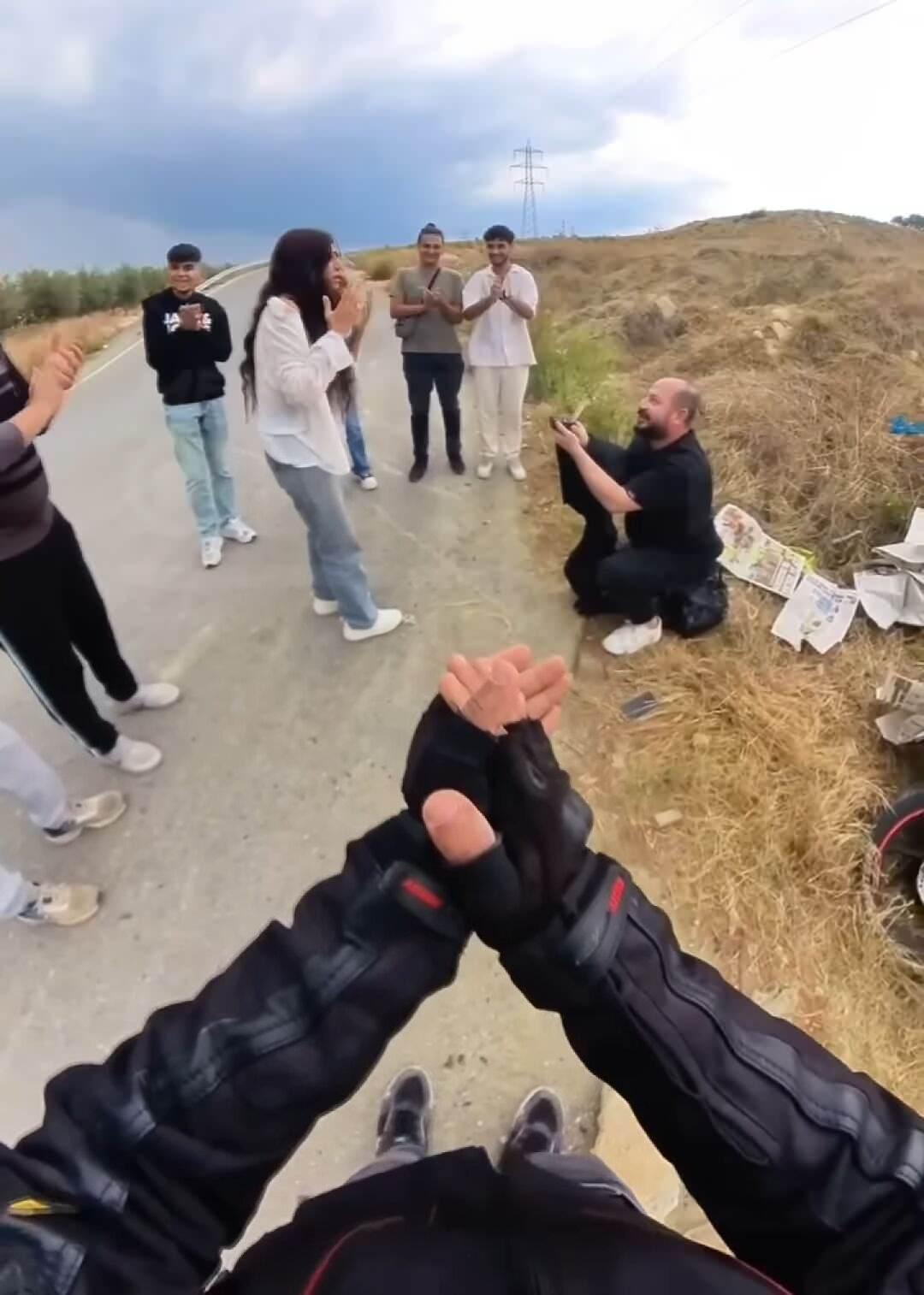 Mersin'de akılalmaz evlilik teklifi: Kendisine ölü süsü verdi kız arkadaşı çıldırdı! 3 Mersin'de akılalmaz evlilik teklifi: Kendisine ölü süsü verdi kız arkadaşı çıldırdı!