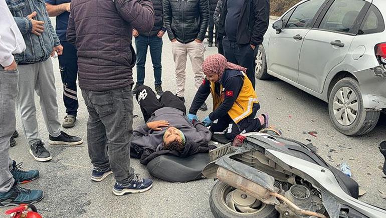 Motosikletteki tartışma feci bitti! Otomobile çarpıp savruldular 1 Motosikletteki tartışma feci bitti! Otomobile çarpıp savruldular