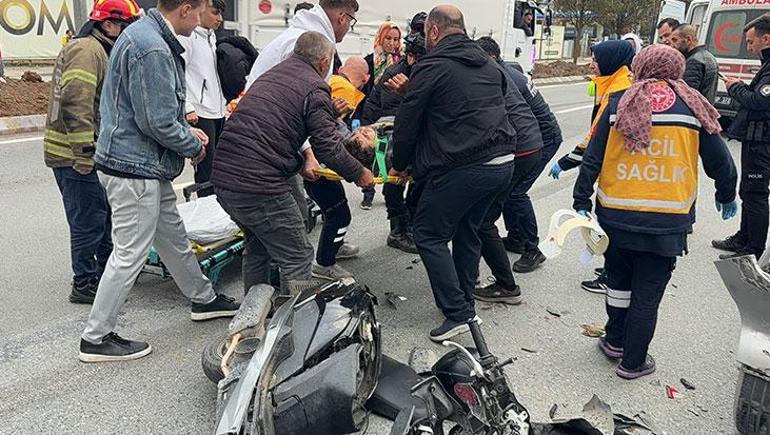 Motosikletteki tartışma feci bitti! Otomobile çarpıp savruldular 2 Motosikletteki tartışma feci bitti! Otomobile çarpıp savruldular