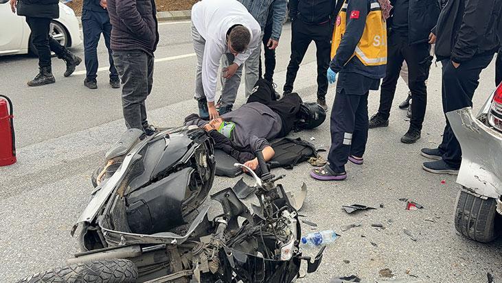 Motosikletteki tartışma feci bitti! Otomobile çarpıp savruldular