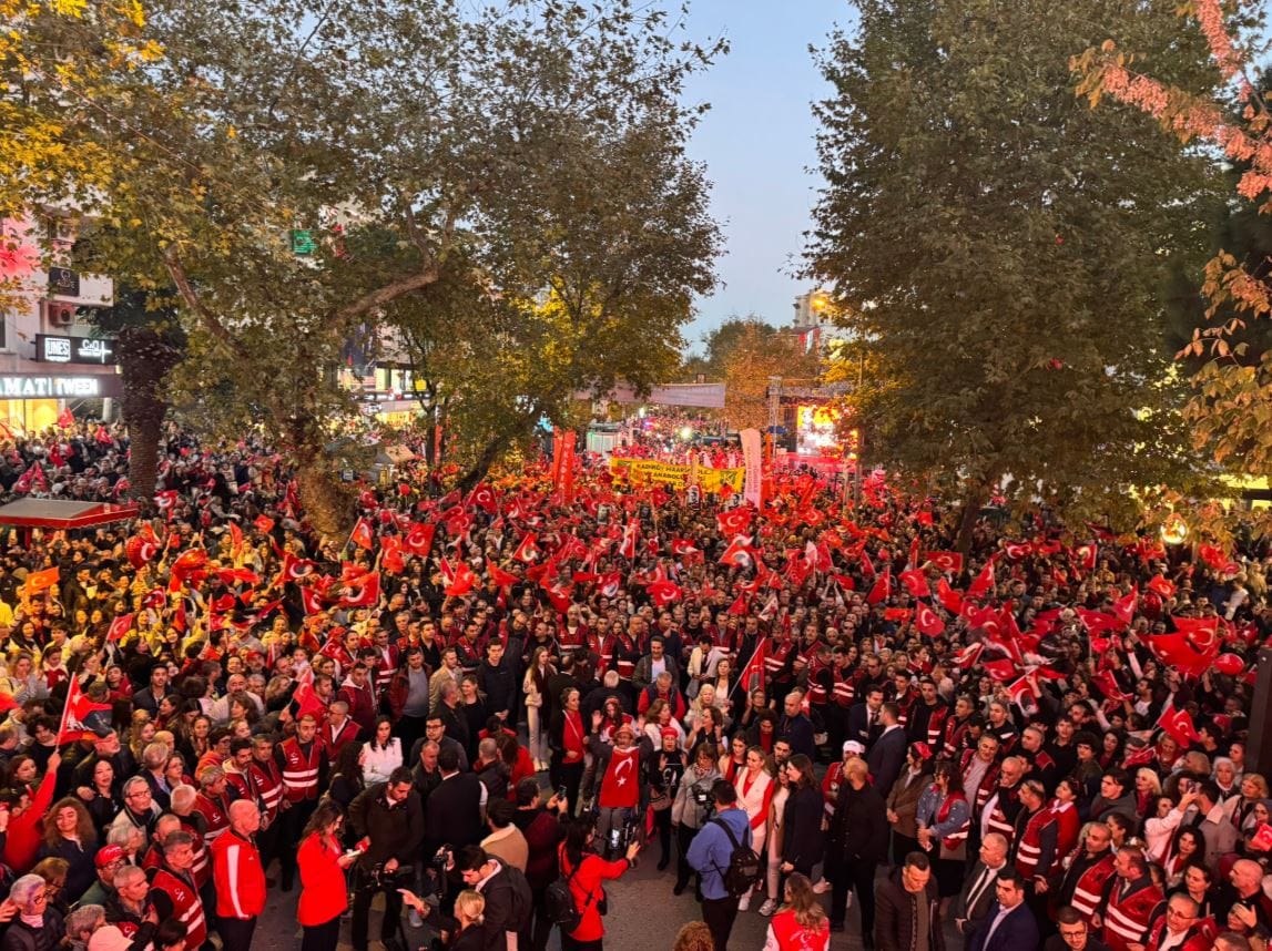On binler Kadıköy'e akın etti: Bağdat Caddesi'nde Cumhuriyet Bayramı coşkusu