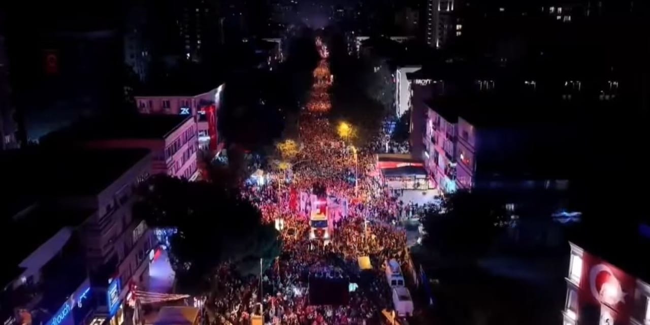 On binler Kadıköy’e akın etti: Bağdat Caddesi’nde Cumhuriyet Bayramı coşkusu
