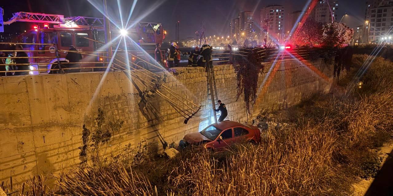 Otomobil 5 Metreden Kanalına Düştü: Sürücünün Burnu Bile Kanamadı!