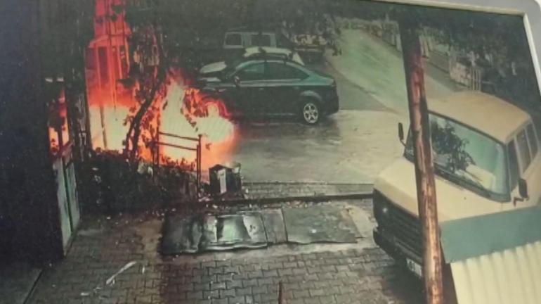 Otomobil bir anda alev aldı: Usta ve çırağı alevlerin arasından böyle kaçtı! Korkunç anlar kamerada 1 Otomobil bir anda alev aldı: Usta ve çırağı alevlerin arasından böyle kaçtı! Korkunç anlar kamerada