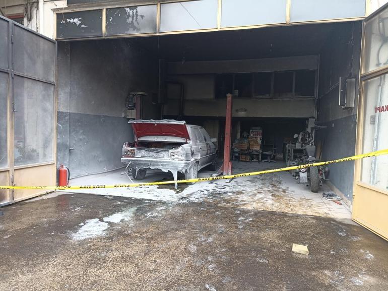 Otomobil bir anda alev aldı: Usta ve çırağı alevlerin arasından böyle kaçtı! Korkunç anlar kamerada 2 Otomobil bir anda alev aldı: Usta ve çırağı alevlerin arasından böyle kaçtı! Korkunç anlar kamerada