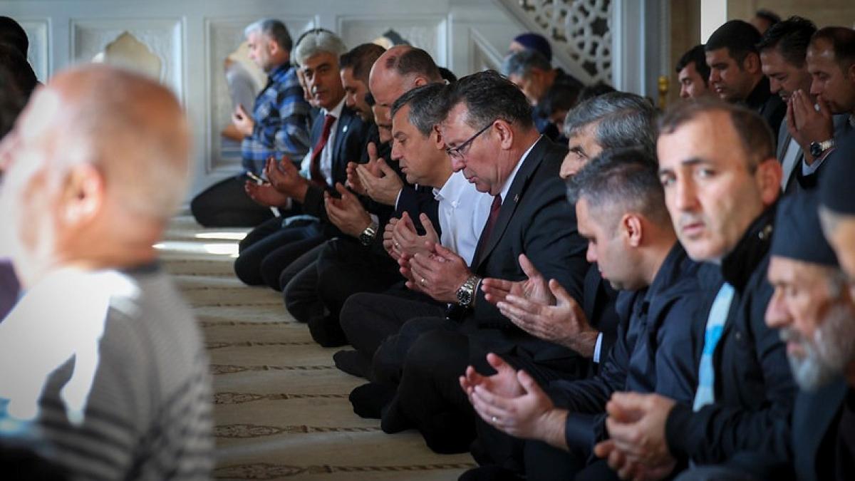 Özgür Özel, Cuma Namazını İstanbul’da Kıldı: Bir Liderin Spiritüel Anı