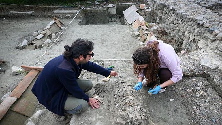 Papa Türkiye’ye geliyor! İznik Gölü altındaki gizemli bazilika ziyaret edilecek 2 Papa Türkiye’ye geliyor! İznik Gölü altındaki gizemli bazilika ziyaret edilecek