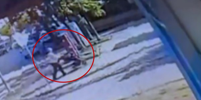 Para dolu çantayı arabanın üstünde unuttu