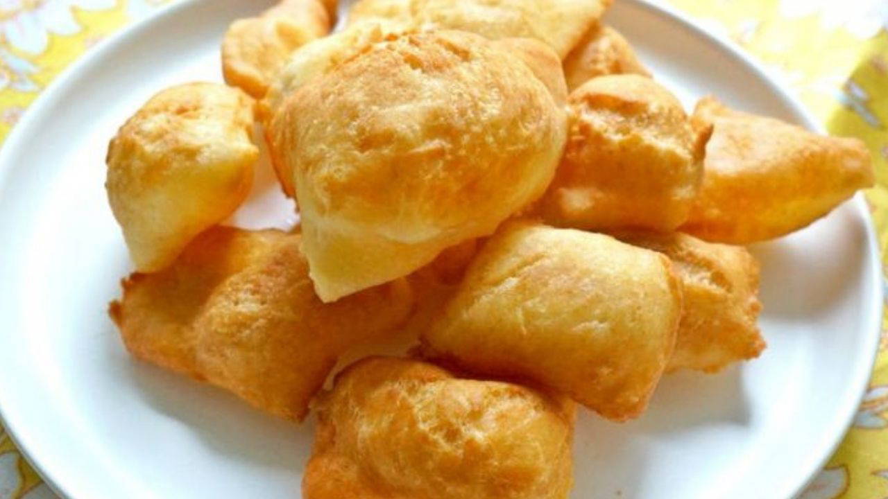 Pazar kahvaltılarına çok yakışır: Tam kıvamında hamur kızartması tarifi…