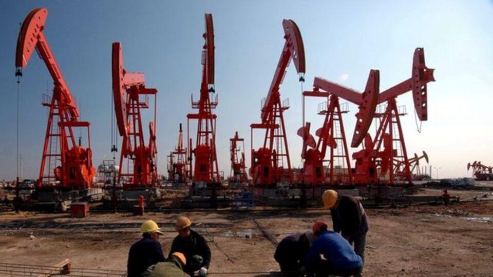 Petrol artan arz telaşlarıyla düşüşte