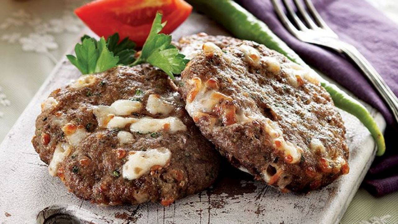 Pratikliğiyle sofraların en lezzetlisi: Kaşarlı köfte tarifi