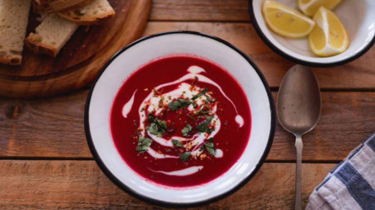 Renkli ve sağlıklı kış sofralarının yıldızı: Kremalı pancar çorbası tarifi