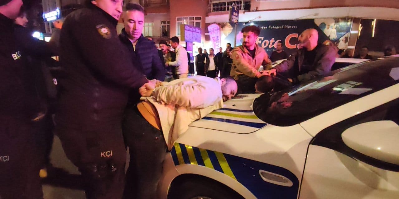 Resmi ve Etkileyici: Alkollü Sürücü Polis Müdürünü Şoke Edici Şekilde Tekmeledi