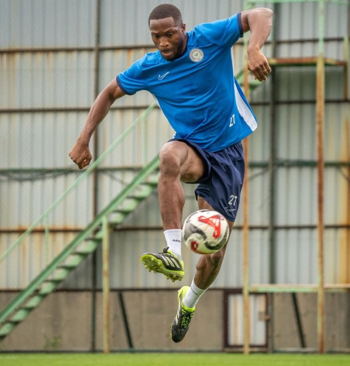 Rizesporlu Modibo Sagnan'dan akrep vuruşu