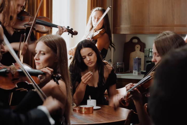 Rosalía “Berghain” Videosunda 2000’lerin Moda Arşivlerini Yeniden Yorumluyor 1 Rosalía “Berghain” Videosunda 2000’lerin Moda Arşivlerini Yeniden Yorumluyor