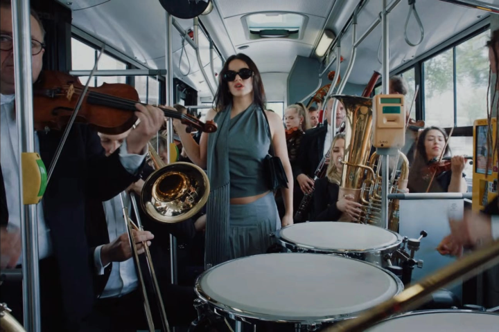 Rosalía “Berghain” Videosunda 2000’lerin Moda Arşivlerini Yeniden Yorumluyor 3 Rosalía “Berghain” Videosunda 2000’lerin Moda Arşivlerini Yeniden Yorumluyor