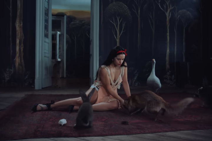 Rosalía “Berghain” Videosunda 2000’lerin Moda Arşivlerini Yeniden Yorumluyor 4 Rosalía “Berghain” Videosunda 2000’lerin Moda Arşivlerini Yeniden Yorumluyor