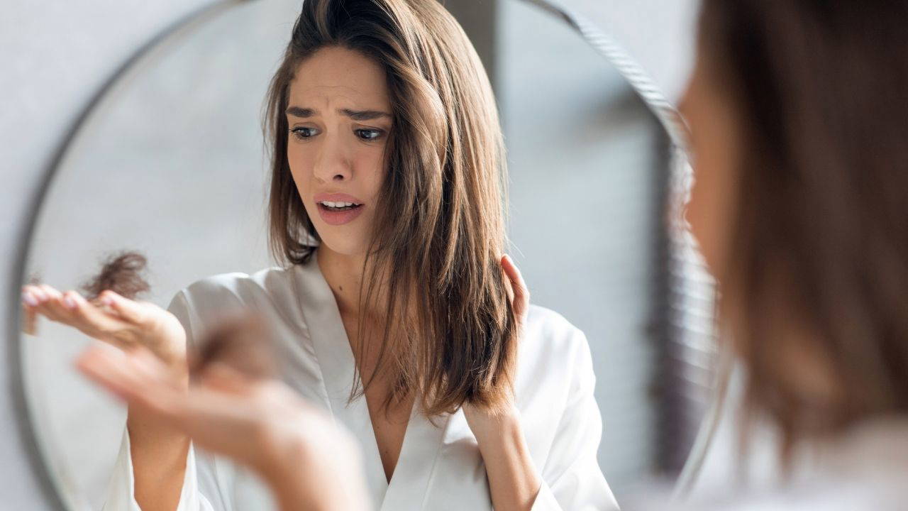 Saç sağlığına zarar veren gizli etkenler: Saç dökülmesini tetikleyen 7 yaygın hata 2 Saç sağlığına zarar veren gizli etkenler: Saç dökülmesini tetikleyen 7 yaygın hata