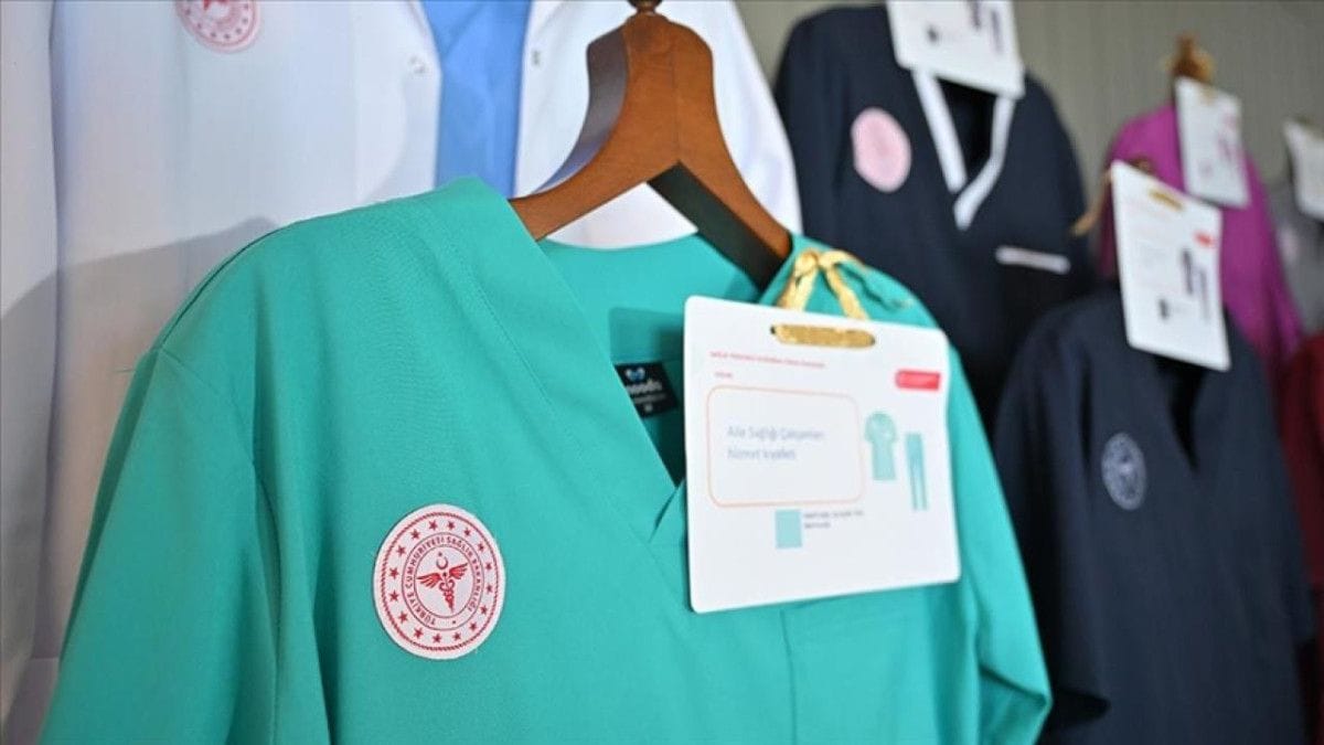 Sağlık Bakanlığı'ndan kıyafet düzenlemesi: Ebeler mürdüm, hemşireler lacivert giyecek