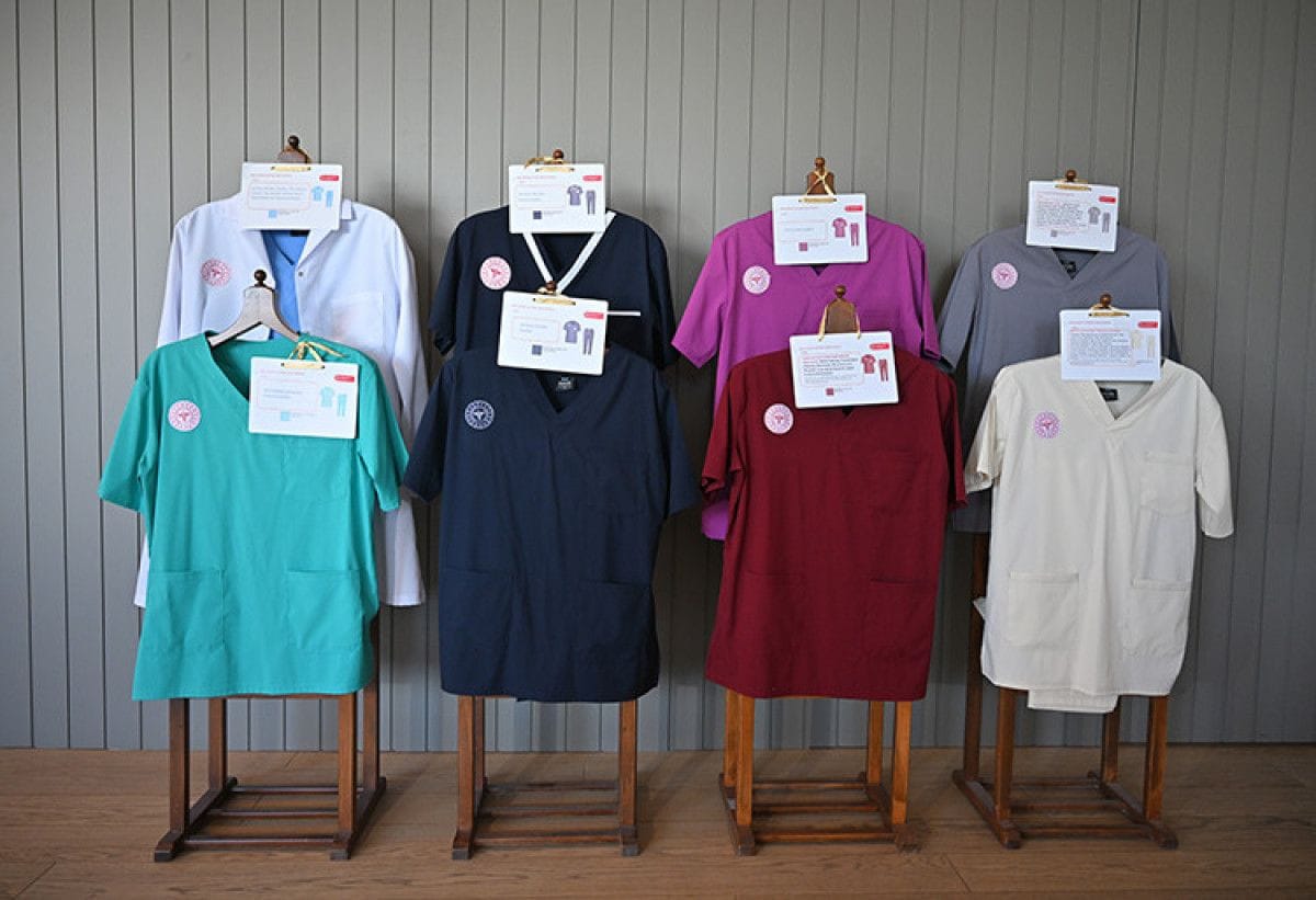 Sağlık Bakanlığı'ndan kıyafet düzenlemesi: Ebeler mürdüm, hemşireler lacivert giyecek