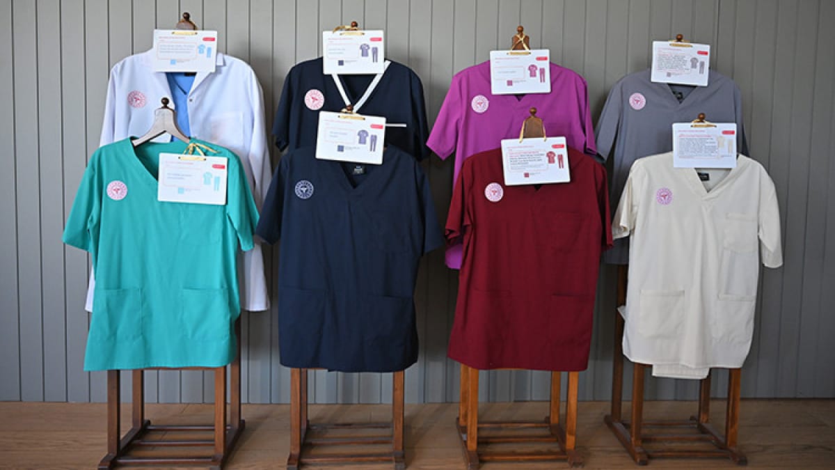 Sağlık Bakanlığı’ndan kıyafet düzenlemesi: Ebeler mürdüm, hemşireler lacivert giyecek
