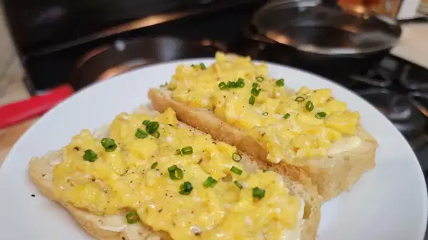 Şefin sırrı nihayet ortaya çıktı: Gordon Ramsay’den kremsi omlet tarifi