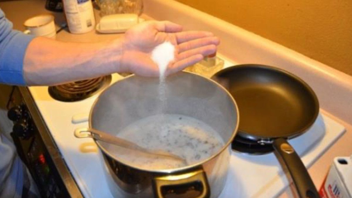 Şefler bu hileyi kullanıyor: Patatesle yemeğin tuzu dengeleniyor